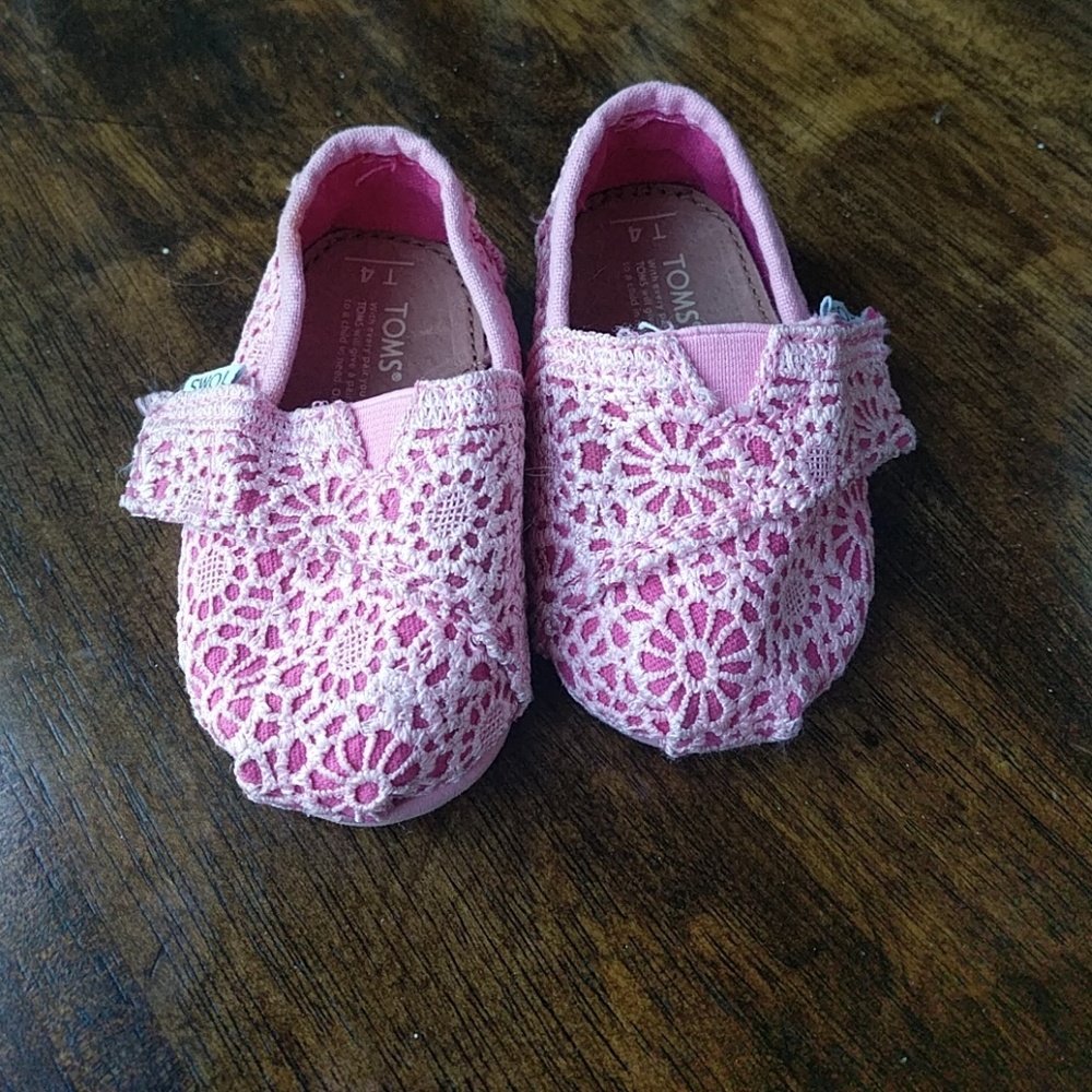 Pink crochet toddler Tom's